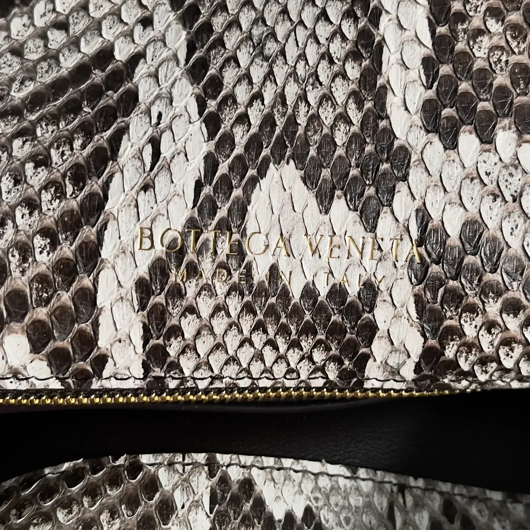 Batch 3960 BOTTEGA VENETA women's crossbody bag The rich version of Liberta is new, with gentle yet tough knitted beauty and wild python skin 🐍 This is a fashion exclusive for successful ladies who pursue wild beauty. Each snake skin is unique and cannot be copied. It is the return of pragmatism. In the winter of 2024, it is mostly worn cross-body Mainly large capacity, Liberta has a single layer inside, a wide opening, and a zipper-free design, which corresponds to the meaning of its name. It is free and not restricted. The advantage of "large single room" is that it is easy to find items when the clothes are complicated in winter. It can be held in hand or carried on the shoulder to adapt to various occasions. Style number: 806034 Size: 30*20*8cm